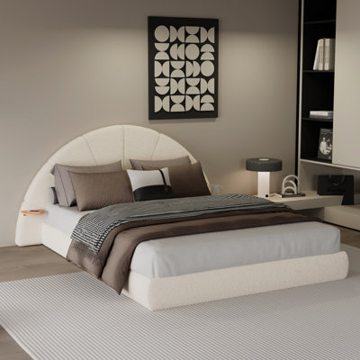 Grand lit tapissier arqué avec table d'appoint intégrée, mobilier de chambre à coucher moderne, design élégant, beige