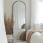 Miroir surdimensionné arqué en métal surdimensionné-570231696-570093160