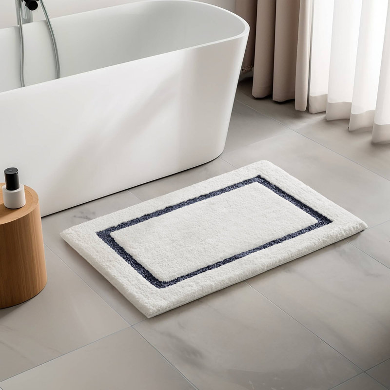 Tapis pour salle de bain Roan Border, 36" L x 24" W, Blanc / Bleu marine