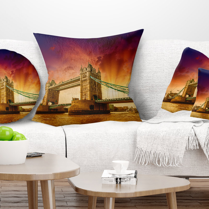 Tower Bridge in Its Magnificence - Coussin imprimé paysage urbain, 18 po x 18 po, Oreiller européen