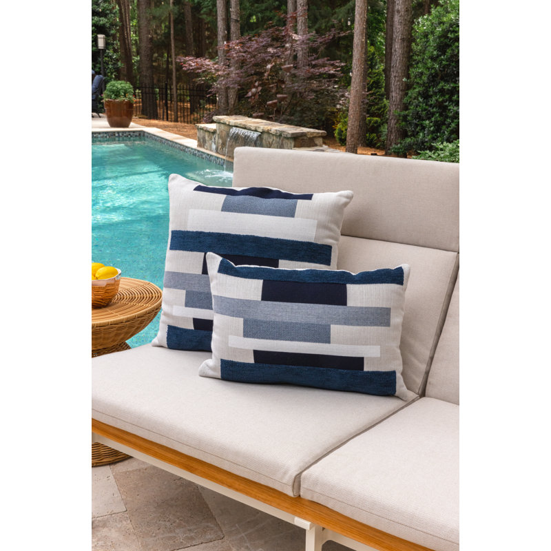 Coussin Sunbrella Summon Fiesta par Earnest Collection, H 20 po x l 20 po, Bleu / blanc / bleu marine, Carrée