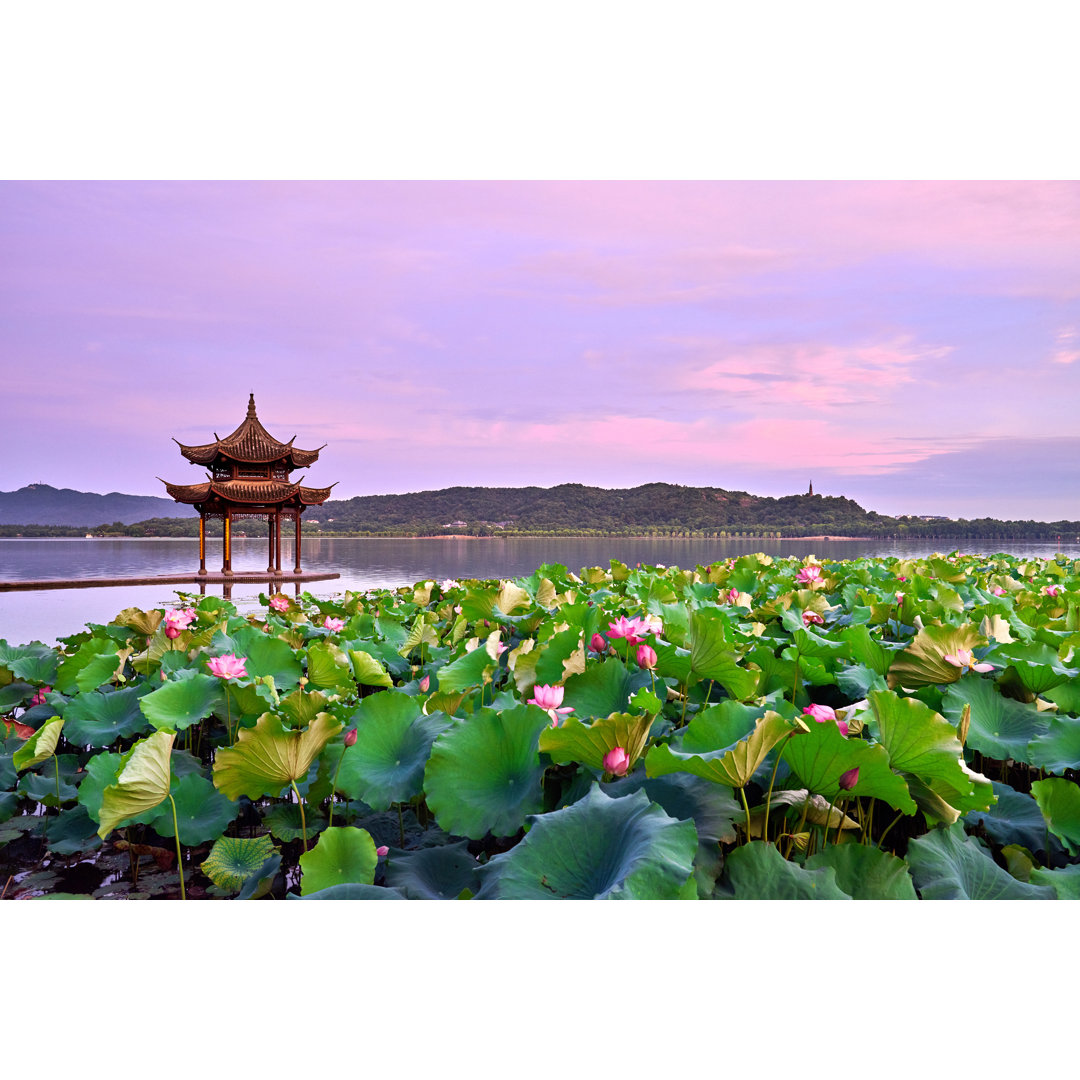 West Lake At Sunrise by Zorazhuang - Druck