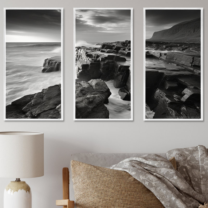«Black and White Rocky Beach Horizon I - Coastal Minimalisme, ensemble d'art sur toile, Cadre flottant blanc