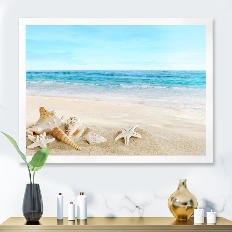 Paysage avec coquillages sur une plage tropicale - photographie sur toile, Cadre photo blanc, H 34 po x l 44 po