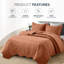 Ensemble de couvre-lit embossé à motif floral élégant avec taies décoratives - literie légère matelassée, lavable à la machine-116864837-116864827