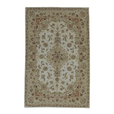 Tapis ivoire et vert clair noué à la main de haute qualité