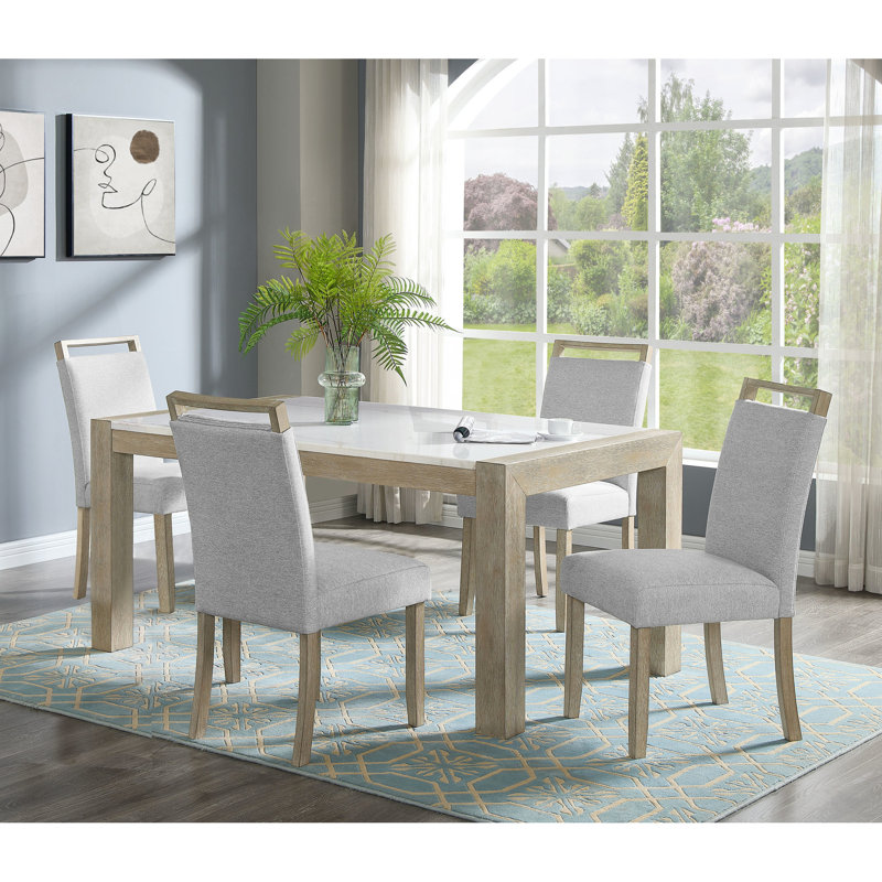 Ensemble repas pour quatre personnes