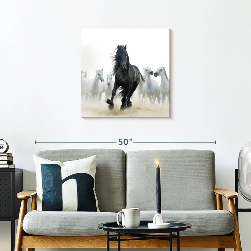 Corbeau noir parmi les chevaux blancs, H 24 po x l 24 po