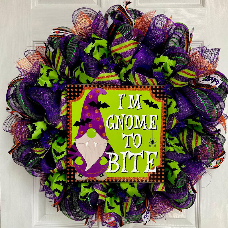 Gnome pour mordre une couronne d'Halloween