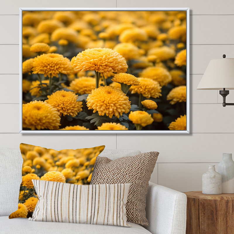 «Yellow Mums in Bloom II» sur toile, H 34 po x l 44 po x P 1,5 po, Cadre flottant blanc