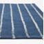 Tapis rayé bleu marine en laine touffeté à la main Nichols-969438082