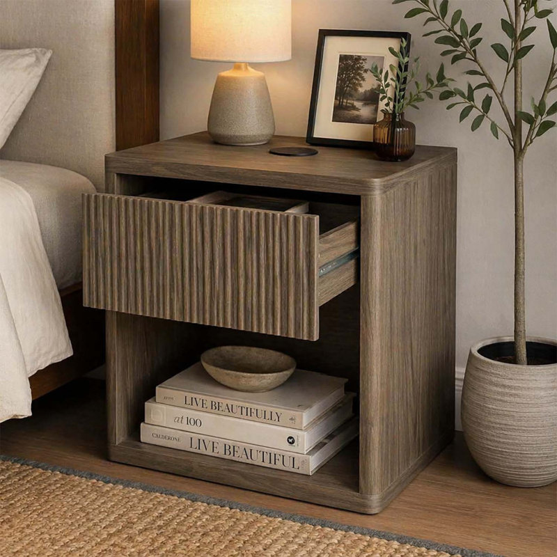Table de chevet moderne avec rangement de tiroir, conception cannelée et compartiment ouvert pour la chambre à coucher et le salon