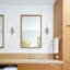 Applique murale moderne à deux lumières avec texture moletée et abat-jour en verre transparent pour salle de bain, salon et chambre à coucher