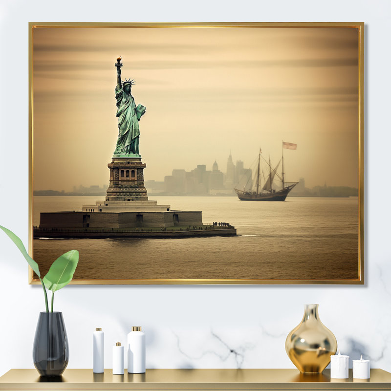 Statue rétro de la liberté de New York I, Cadre flottant doré, H 16 po x l 32 po x P 1 po