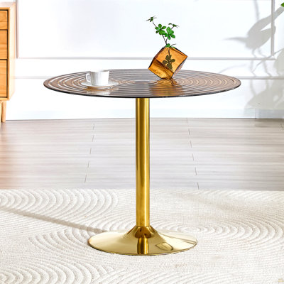 Table ronde en verre brun clair de 35 pouces de diamètre. Pilier en métal doré. Négociation, table basse de maison, table de salle à manger. Convient aux petits espaces repas de 2 à 4 personnes.