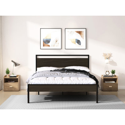 Structure de lit pour grand lit en métal noir et tête de lit en bois de noyer, structure, pas de bruit, installation simple, rangement sous le lit revêtu d'une touche industrielle, support de charge élevé, utilisation silencieuse, installation rapide