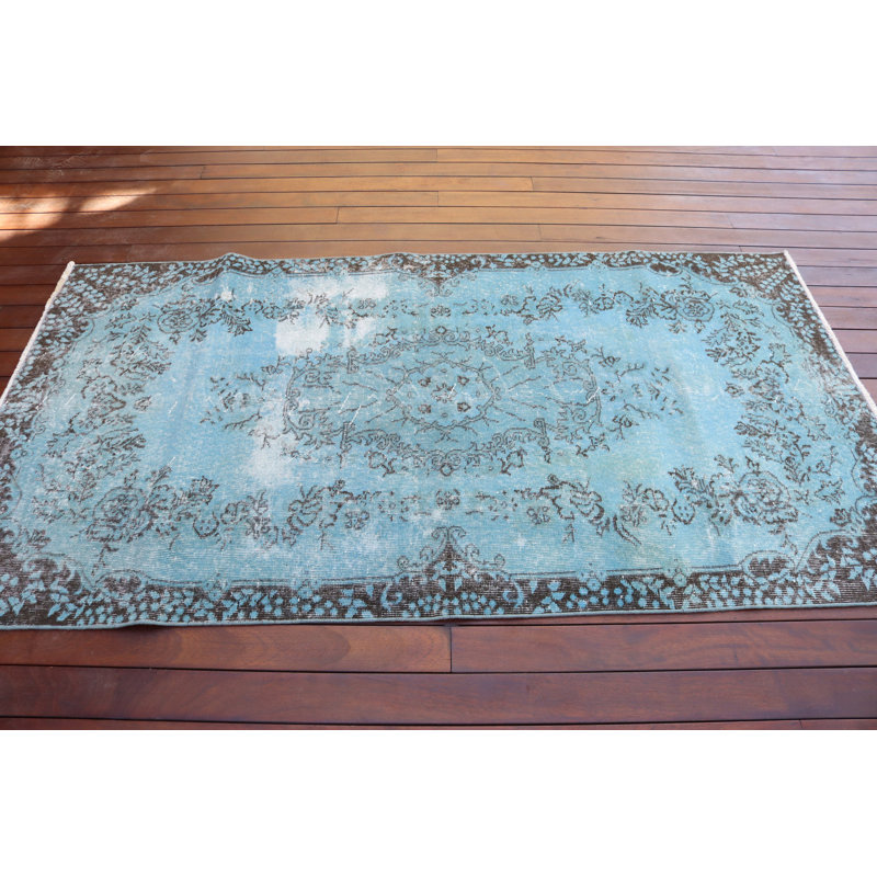 Élégant tapis turc bleu et brun à motif floral idéal pour décorer un salon ou une chambre à coucher