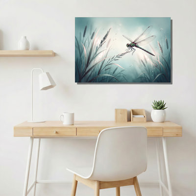 Libellule verte survolant de hautes herbes sur toile bleu pâle