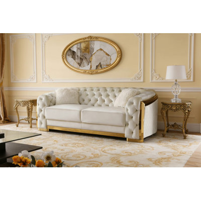 Luxueux canapé en velours ivoire avec capitonnage à boutons et extérieur matelassé à losanges durable pour un confort élégant