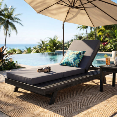 Chaise longue en bois massif, coussin triple pliable gris foncé, 4 positions pour un confort optimal au bord de la piscine, pour se détendre, lire ou faire une sieste en plein air sur la terrasse.