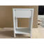 Table de chevet moderne avec bord festonné, tiroir et tablette ouverte, idéale pour la chambre à coucher, la chambre à coucher, matériau de haute qualité