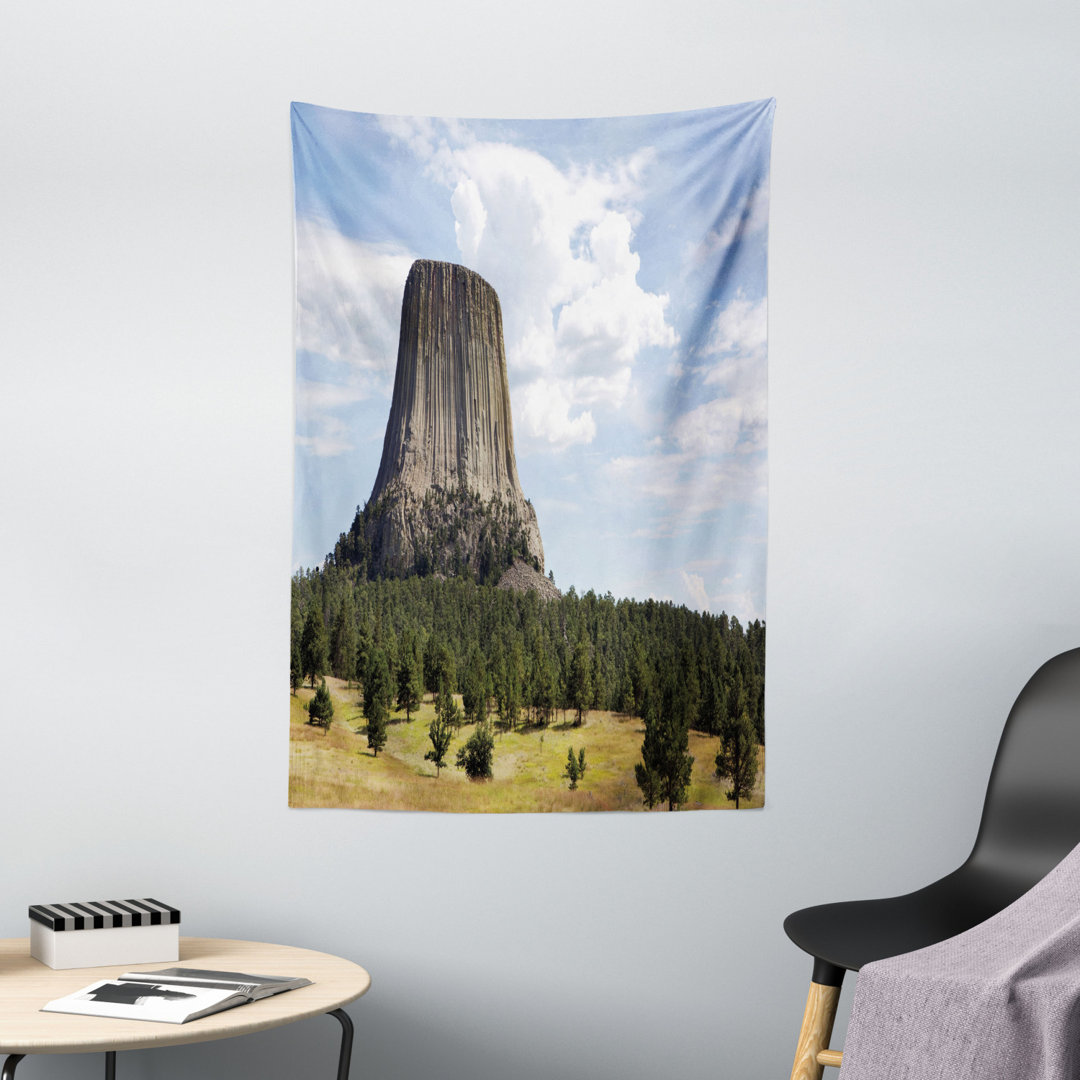 Tapisserie Landschaftsfoto von Devils Tower National Monument mit Bäumen und Himmel