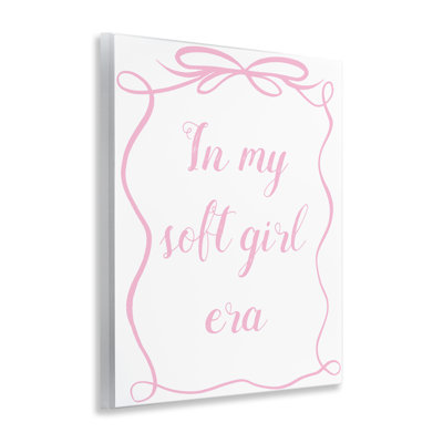 Plaque murale In My Soft Girl Era, design par Lucille Price