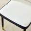  Chaises de salle à manger en polyuréthane bicolore avec pieds noirs et détails dorés, ensemble moderne de 4 épissures pour un usage domestique, blanc et noir-1143859567