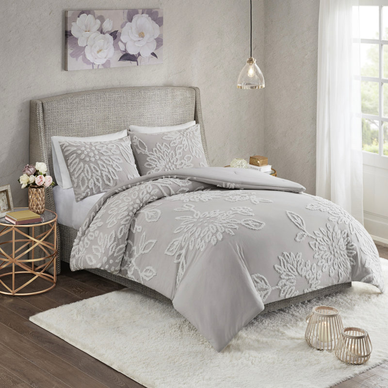 Édredon en chenille à motif floral. Très grand / très grand. Gris chaud et blanc. . Décoration de chambre à coucher. Comprend 1 et 2 taies décoratives. Très grand problème. Gris / blanc Rembourrage. Style