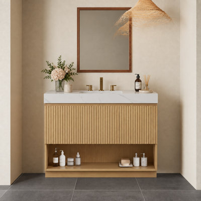 Meuble-lavabo sur pied moderne cannelé avec comptoir en pierre frittée blanche de Carrare et lavabo en céramique prépercé pour robinetterie, chêne