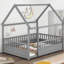 Lit double en bois gris avec toit de maison charmante et barrière de sécurité en bois