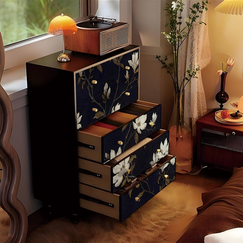 Commode vintage en bois massif avec motifs floraux