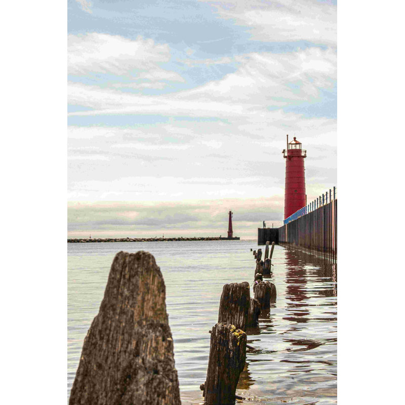 Phare rouge, océan rocheux, H 12 po x l 8 po