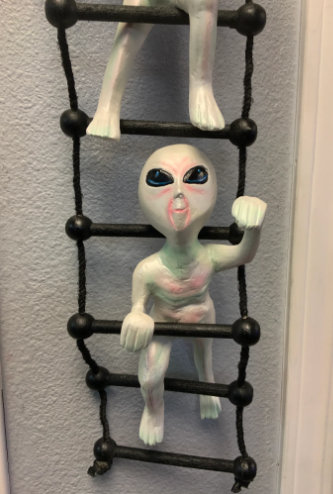 Jahdel Aliens on Rope Ladder Statue