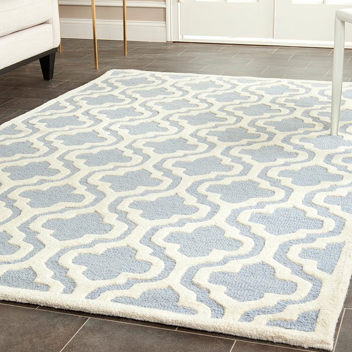 Handgefertigter Teppich Noble aus Wolle in Blau/Elfenbeinfarben