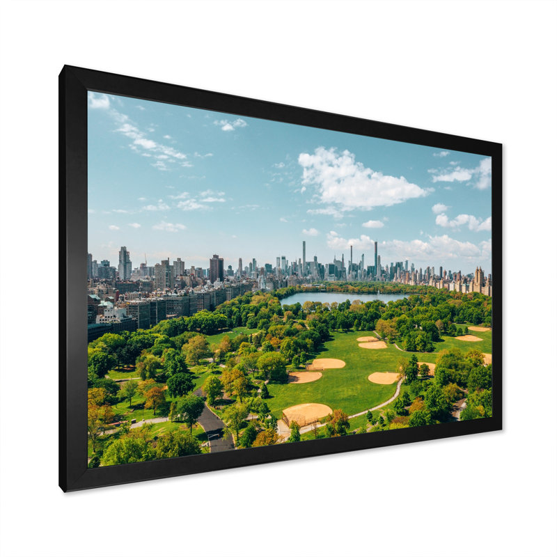 «Futuristic Golf in Central Park», reproduction sur toile, H 12 po x l 20 po x P 1 po, Cadre photo noir