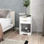 Table de chevet blanche avec 2 tiroirs et rangement ouvert, poignées dorées, design contemporain pour chambre à coucher avec tablette, look moderne