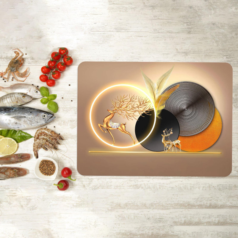 Conception de cerf abstraite ornée d'or sur une planche à découper en verre trempé idéale pour les besoins de la cuisine moderne et du camping avec support en verre stylisé