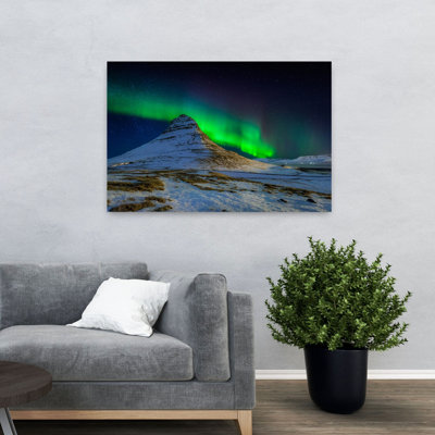 Aurore boréale ou aurores boréales au-dessus du mont Kirkjufell, péninsule de Snaefellsnes, Islande, art dramatique paisible, nature, hiver