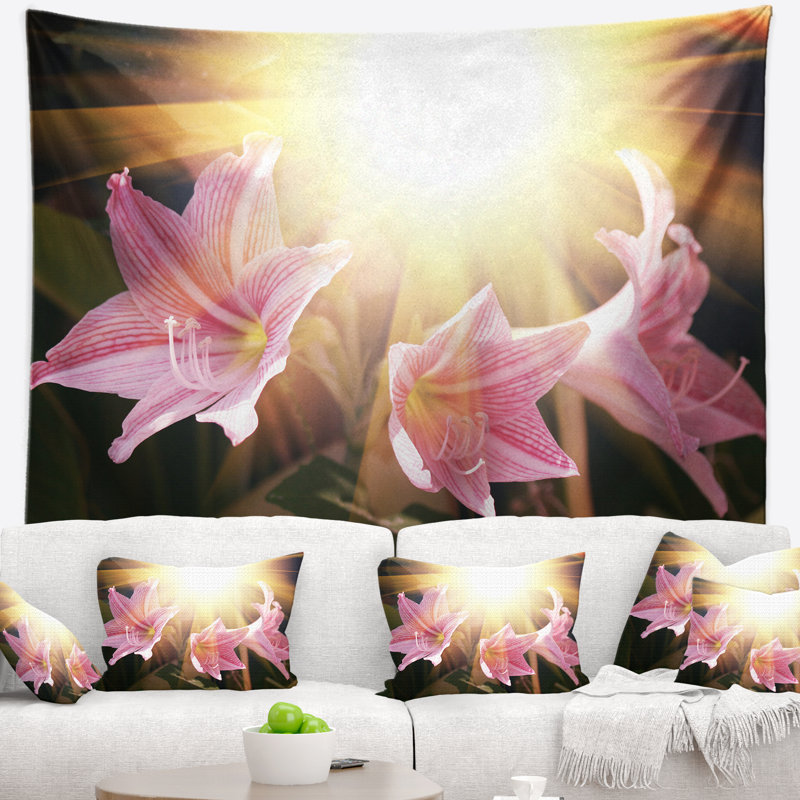 Grandes fleurs roses avec tapisserie ensoleillée, H 32 po x l 39 po