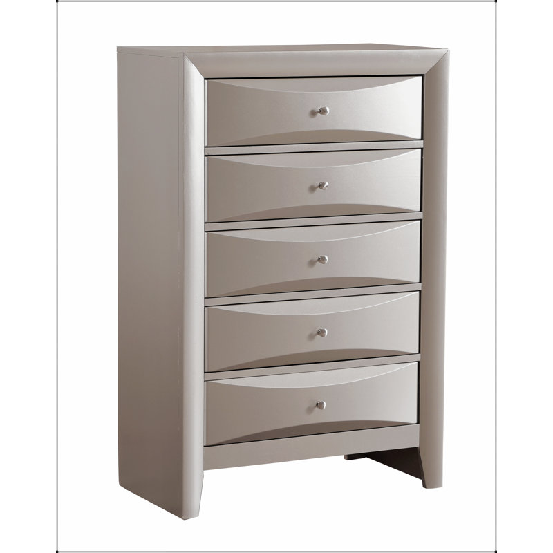 Commode Marilla G1503-CH avec tiroirs à queue d'aronde et finition champagne argentée, parfaite pour les chambres à coucher modernes