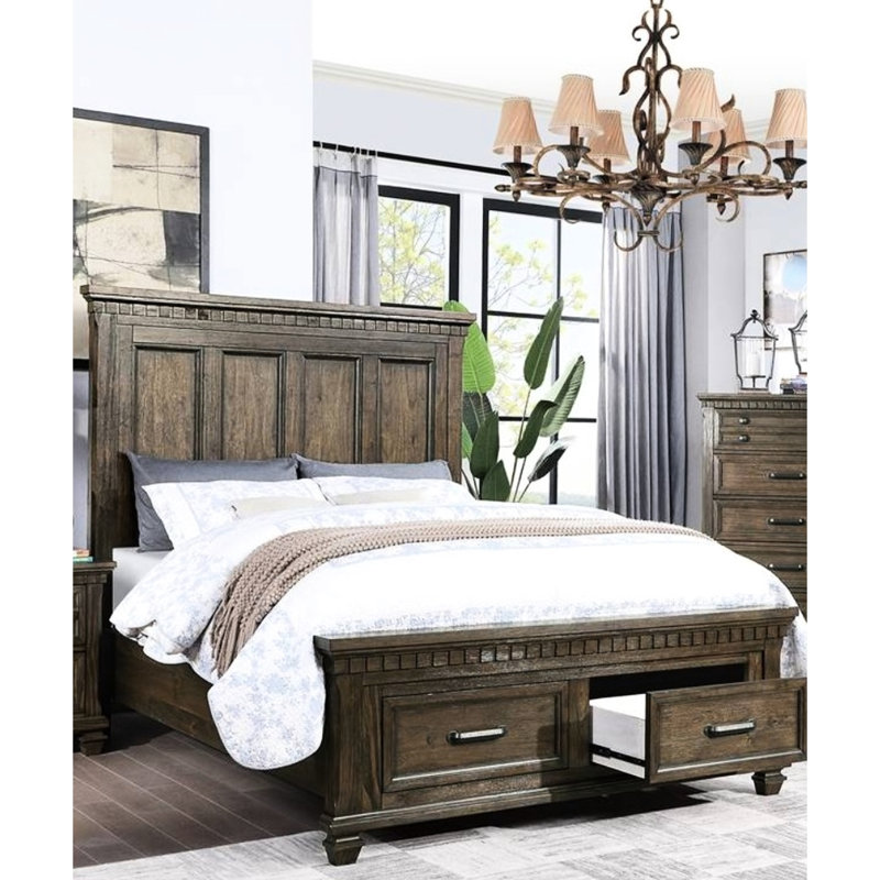Très grand lit traditionnel avec tête de lit en tissu brun et tiroirs en bois pour la taille de la chambre à coucher