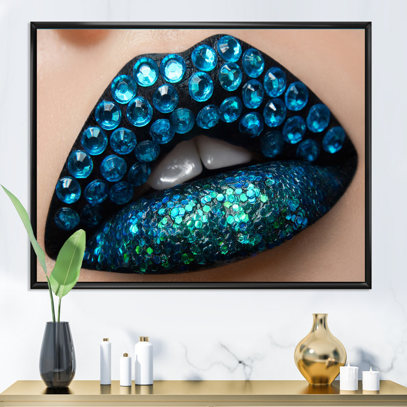 Femme avec lèvres rouges à lèvres noires et diamants bleus - photographie sur toile, Toile avec cadre noir