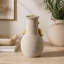 Vase d'appoint avec figurine dorée abstraite-361706803