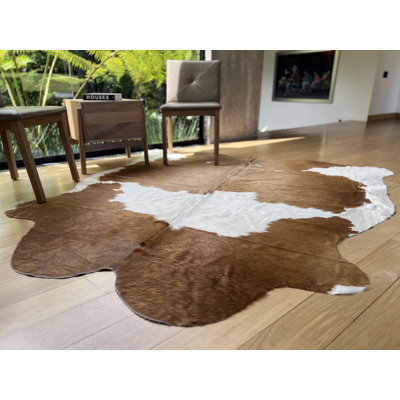 Tapis noir / blanc en cuir de vache tissé à la main Zenith