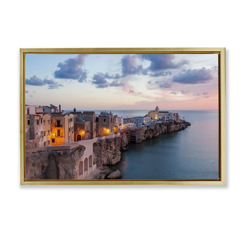 «Coastal City Architecture» par Danita Delimont, Cadre flottant métallique doré, H 17 po x l 25 po