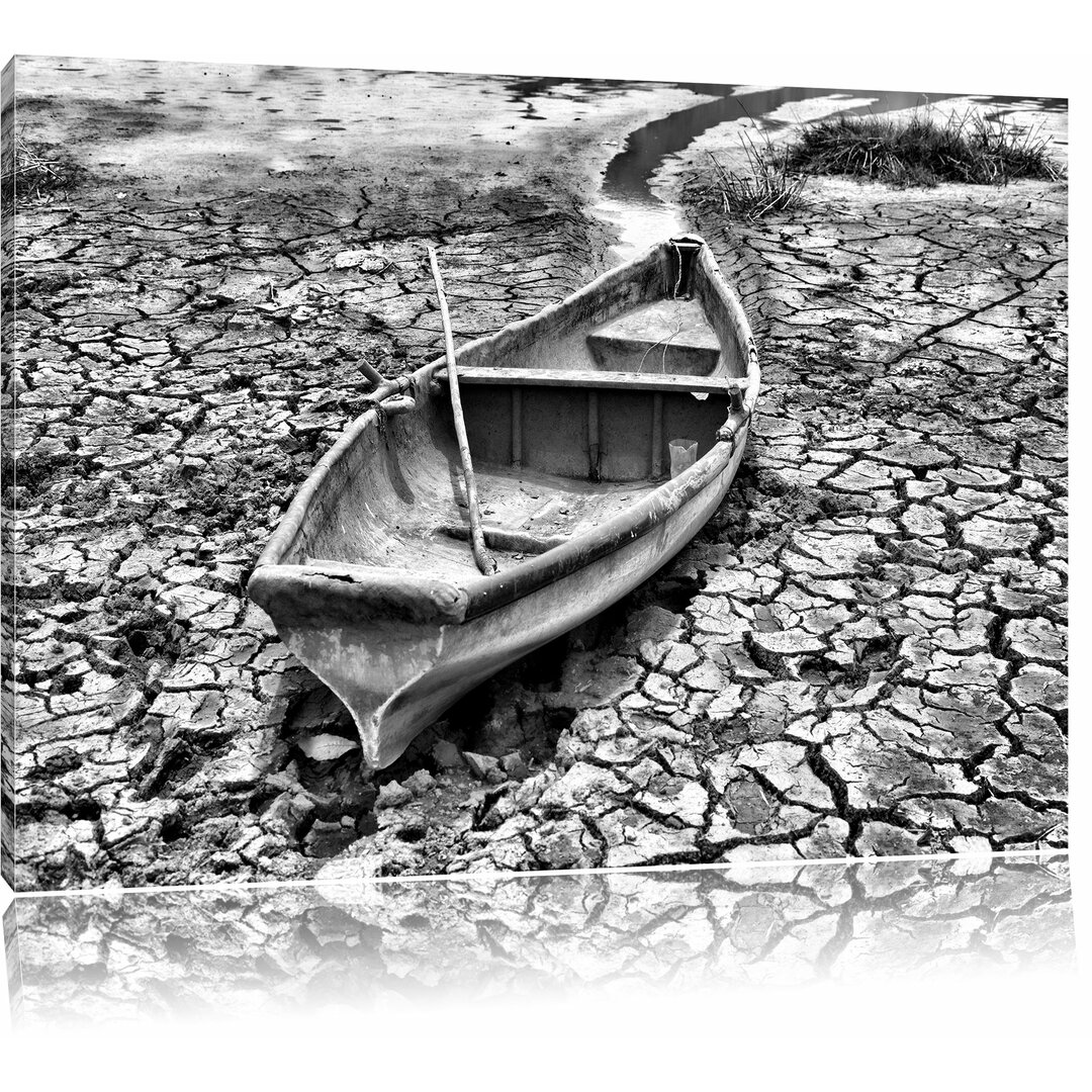 Leinwandbild Boot in der Dürre in Monochrom