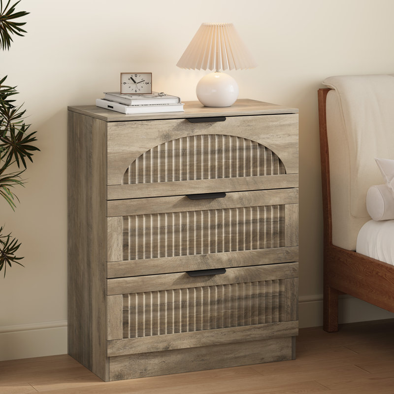 Table de chevet cannelée à 3 tiroirs de 60 cm de large avec poignées en métal, table de chevet en bois avec façades arquées pour chambre à coucher