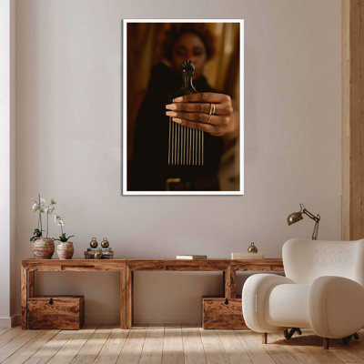  «Fro and Pick», art mural encadré par Sydney A. Foster | Photographie d'un ornement noir célébrant la fierté et le pouvoir