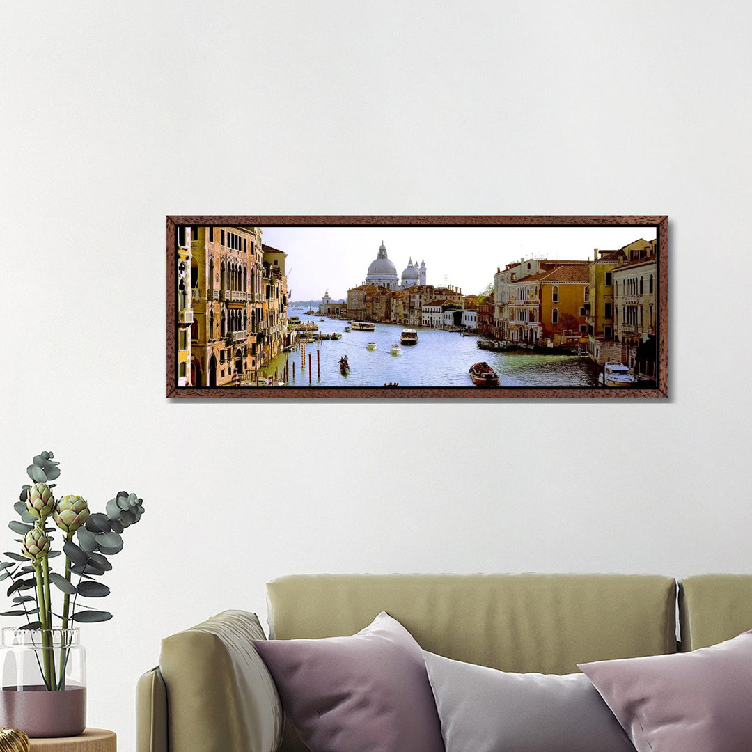 Boote in einem Kanal mit einer Kirche im HintergrundSanta Maria della Salute Grand Canal Venedig Italien